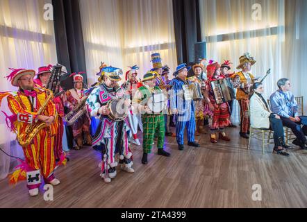 Philadelphia, Usa. November 2023. Eine Gruppe von Mummer's String Band-Mitgliedern tritt während einer Pressekonferenz auf, in der sie einen mehrjährigen Deal der Mummer's Association für METV 2 ankündigten, um die Mummer's Parade am Dienstag, den 28. November 2023, im Mummer's Museum in Philadelphia, Pennsylvania, auszustrahlen. Die Mummer's Parade findet jedes Jahr am Neujahrstag statt und ist seit über 100 Jahren Teil von Philadelphia. William Thomas Cain/Alamy Live News Stockfoto