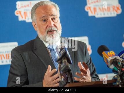 Philadelphia, Usa. November 2023. WFMZ-Präsident Barry Fisher kommentiert während einer Pressekonferenz einen Mummer's Association Deal für METV 2, der die Mummer's Parade für die nächsten fünf Jahre ausstrahlt Dienstag, den 28. November 2023 im Mummer's Museum in Philadelphia, Pennsylvania. Die Mummer's Parade findet jedes Jahr am Neujahrstag statt und ist seit über 100 Jahren Teil von Philadelphia. William Thomas Cain/Alamy Live News Stockfoto