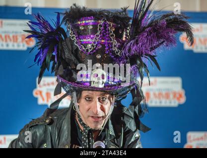 Philadelphia, Usa. November 2023. Jacky BAM BAM von WMMR kommentiert während einer Pressekonferenz einen mehrjährigen Deal der Mummer's Association für METV 2, um die Mummer's Parade am Dienstag, den 28. November 2023 im Mummer's Museum in Philadelphia, Pennsylvania, auszustrahlen. Die Mummer's Parade findet jedes Jahr am Neujahrstag statt und ist seit über 100 Jahren Teil von Philadelphia. William Thomas Cain/Alamy Live News Stockfoto