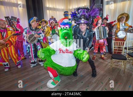 Philadelphia, Usa. November 2023. Jacky BAM BAM posiert mit den Phillies Phanatic während einer Pressekonferenz, bei der die Mummer's Association einen mehrjährigen Deal für METV 2 ankündigte, um die Mummer's Parade am Dienstag, den 28. November 2023 im Mummer's Museum in Philadelphia, Pennsylvania, auszustrahlen. Die Mummer's Parade findet jedes Jahr am Neujahrstag statt und ist seit über 100 Jahren Teil von Philadelphia. William Thomas Cain/Alamy Live News Stockfoto