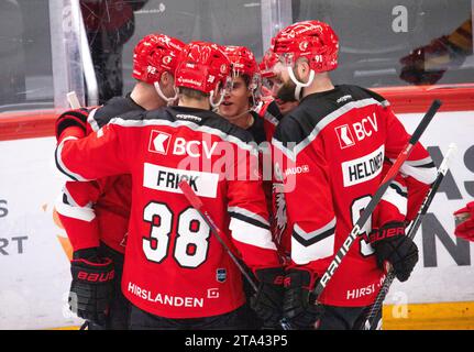 Lausanne, Schweiz. August 2023. Das Lausanne HC Team feiert während der zehnjährigen Vereinsförderung. Das Spiel am 27. Tag der Saison 2023-2024 fand in der Waadtländer Arena in Lausanne zwischen Lausanne HC und SCL Tigers statt. Lausanne HC gewann mit 6:2 (Foto: Eric Dubost/SIPA USA) Credit: SIPA USA/Alamy Live News Stockfoto