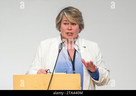 NUR REDAKTIONELLE VERWENDUNG Frau Michelle Thomson MSP aus East Falkirk nimmt an einer Veranstaltung Teil, die von Michelle Thomson MSP im Namen des Institute of Analytics im Scottish Parliament Building veranstaltet wird, bei der führende KI-Persönlichkeiten zusammenkommen, Universitäten und Unternehmen in erster Linie aus Schottland, um einen ethischen Weg für KI in Schottland von der Basis auf zu diskutieren. Bilddatum: Dienstag, 28. November 2023. Stockfoto