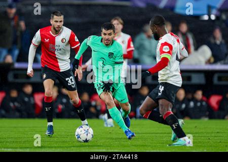ROTTERDAM, NIEDERLANDE - 28. NOVEMBER: Angel Correa (Atletico Madrid) und Lutshare Geertruida (Feyenoord Rotterdam) während der Gruppe E - UEFA-Champion Stockfoto