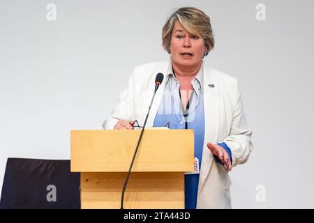 NUR REDAKTIONELLE VERWENDUNG Frau Michelle Thomson MSP aus East Falkirk nimmt an einer Veranstaltung Teil, die von Michelle Thomson MSP im Namen des Institute of Analytics im Scottish Parliament Building veranstaltet wird, bei der führende KI-Persönlichkeiten zusammenkommen, Universitäten und Unternehmen in erster Linie aus Schottland, um einen ethischen Weg für KI in Schottland von der Basis auf zu diskutieren. Bilddatum: Dienstag, 28. November 2023. Stockfoto