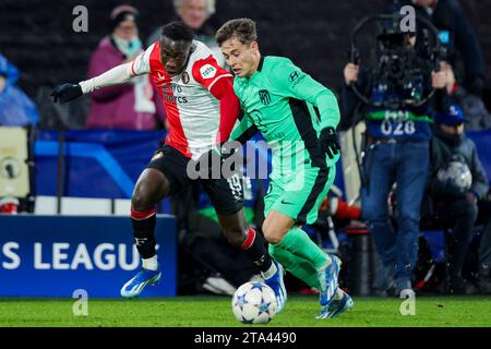 ROTTERDAM, NIEDERLANDE - 28. NOVEMBER: Yankuba Minteh (Feyenoord Rotterdam) und Rodrigo Riquelme (Atletico Madrid) während der Gruppe E - UEFA-Champions Stockfoto