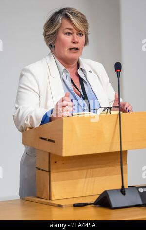 NUR REDAKTIONELLE VERWENDUNG Frau Michelle Thomson MSP aus East Falkirk nimmt an einer Veranstaltung Teil, die von Michelle Thomson MSP im Namen des Institute of Analytics im Scottish Parliament Building veranstaltet wird, bei der führende KI-Persönlichkeiten zusammenkommen, Universitäten und Unternehmen in erster Linie aus Schottland, um einen ethischen Weg für KI in Schottland von der Basis auf zu diskutieren. Bilddatum: Dienstag, 28. November 2023. Stockfoto