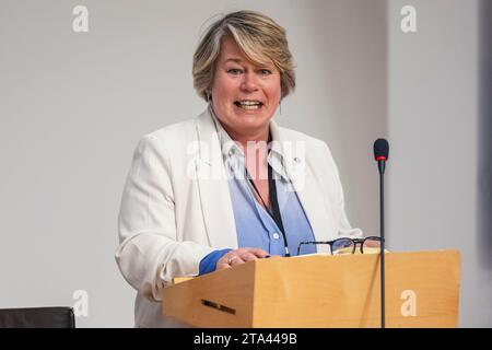 NUR REDAKTIONELLE VERWENDUNG Frau Michelle Thomson MSP aus East Falkirk nimmt an einer Veranstaltung Teil, die von Michelle Thomson MSP im Namen des Institute of Analytics im Scottish Parliament Building veranstaltet wird, bei der führende KI-Persönlichkeiten zusammenkommen, Universitäten und Unternehmen in erster Linie aus Schottland, um einen ethischen Weg für KI in Schottland von der Basis auf zu diskutieren. Bilddatum: Dienstag, 28. November 2023. Stockfoto