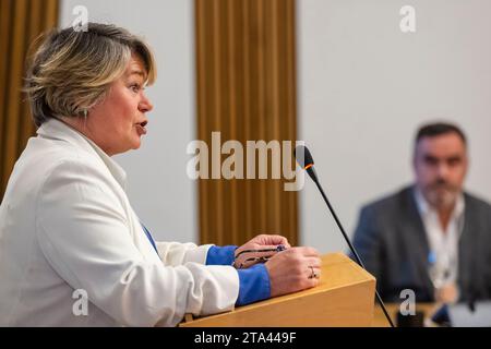 NUR REDAKTIONELLE VERWENDUNG Frau Michelle Thomson MSP aus East Falkirk nimmt an einer Veranstaltung Teil, die von Michelle Thomson MSP im Namen des Institute of Analytics im Scottish Parliament Building veranstaltet wird, bei der führende KI-Persönlichkeiten zusammenkommen, Universitäten und Unternehmen in erster Linie aus Schottland, um einen ethischen Weg für KI in Schottland von der Basis auf zu diskutieren. Bilddatum: Dienstag, 28. November 2023. Stockfoto