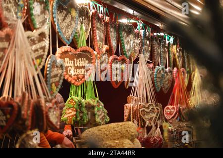 Weihnachtsmarkt Erfurt 28.11.2023, Erfurt, Eroeffnung des 173. Weihnachtsmärkte auf dem Domplatz, es hat geschneit und der Markt ist mit einer weissen Decke ueberziehen im Bild: Lebkuchenherzen und Tannenbaeume werden zum Verkauf angeboten *** Weihnachtsmarkt Erfurt 28 11 2023, Erfurt, Eröffnung des Weihnachtsmarktes 173 auf dem Domplatz, es hat geschneit und der Markt ist mit einer weißen Decke bedeckt im Bild werden Lebkuchenherzen und Tannen zum Verkauf angeboten Stockfoto