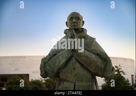 Statue des heiligen Papstes Paul VI Heiligtum unserer Lieben Frau vom Rosenkranz von Fátima in Fátima, Portugal. Stockfoto