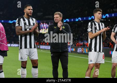 Paris, Frankreich. November 2023. Newcastle United-Manager Eddie Howe, Newcastle United-Verteidiger Jamaal Lascelles (6) und Newcastle United-Mittelfeldspieler Lewis Miley (67) waren niedergeschlagen und applaudierten Newcastle-Fans beim Spiel Paris Saint-Germain FC gegen Newcastle United FC UEFA Champions League Runde 1 Gruppe F im Parc de Princes, Paris, Frankreich am 28. November 2023 Credit: Jede Zweite Media/Alamy Live News Stockfoto