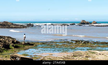 Essaouira, Marokko - 17. September 2022: Marokkanische Frau in traditioneller Kleidung an der Küste von Essaouira mit Blick auf den Atlantik Stockfoto