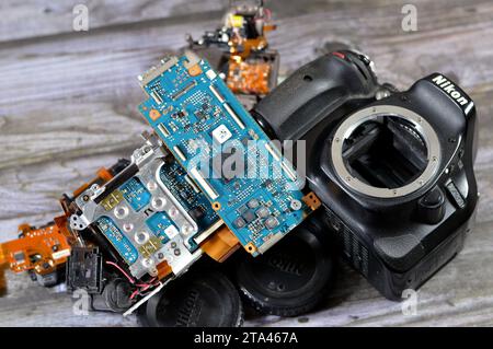 Kairo, Ägypten, 6. November 2023: Reparatur des Innenraums der DSLR-Kamera für Foto- und Videoaufnahmen durch Techniker oder Ingenieur, Kamera- und Technologieausrüstung Stockfoto