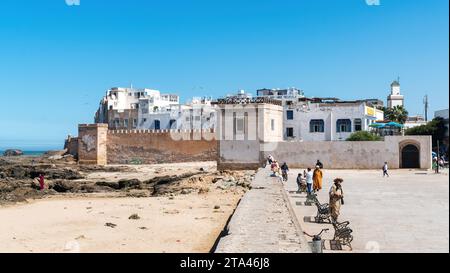 Essaouira, Marokko - 17. September 2022: Marokkanische Menschen und Touristen an der Stadtmauerbastion Essaouira und der Zitadelle des Stadthafens Essaouira Stockfoto