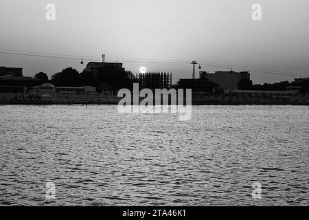 Schwarz-weiß, Sonnenuntergang in Mamaia, Blick vom Ponton, in der Nähe des Schwarzen Meeres. Stockfoto