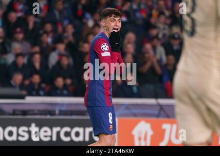 28. November 2023; Estadi Olímpic Lluís Companys, Barcelona, Spanien, Champions League Gruppenfußball, Barcelona gegen den FC Porto; Pedri von Barcelona niedergeschlagen Stockfoto