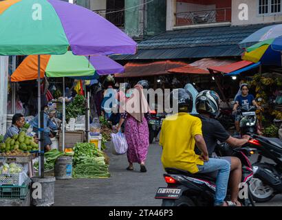 Ein geschäftiger Morgen am Pasar Pandan Sari, einem traditionellen indonesischen Markt in Balikpapan City. Stockfoto