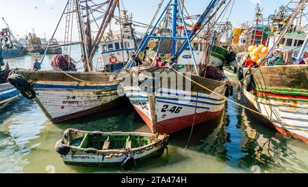 Essaouira, Marokko - 17. September 2022: Fischerboote legen im Hafen von Essaouira an Stockfoto