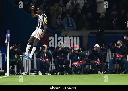 Paris, Frankreich. November 2023. © Julien Mattia/Le Pictorium/MAXPPP - Paris 28/11/2023 Alexander Isak lors du match retour du groupe F de la Ligue des Champions, entre le PSG et Newcastle United, au Parc de Princes, le 28 Novembre 2023. Quelle: MAXPPP/Alamy Live News Stockfoto
