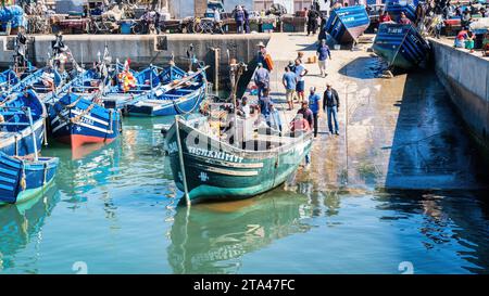 Essaouira, Marokko – 17. September 2022: Fischer landen das Fischerboot zum ersten Mal im Hafen von Essaouira. Stockfoto