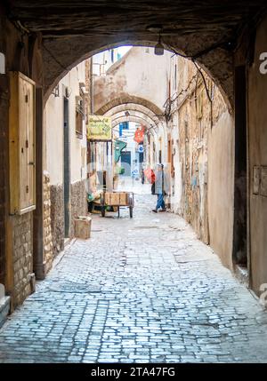 Essaouira, Marokko - 17. September 2022: Historische schmale Straße im Medina-Viertel der Altstadt von Essaouira. Stockfoto