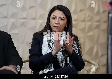 Marseille, Frankreich. November 2023. Hala Abou Hassira, palästinensische Botschafterin in Frankreich, wird während des Friedenstreffens in Marseille gesehen. Mathilde Panot, Abgeordnete und Vorsitzende der LFI-NUPES-Fraktion in der Nationalversammlung, Sébastien Delogu, Abgeordneter von Bouches-du-RhÃ´ne, sowie Manuel Bompard, Abgeordneter von Bouches-du-RhÃ und Koordinator von France insoumise, begleitet von Hala Abou-Hassira, palästinensischer Botschafter in Frankreich, und Salah Hamouri, französisch-palästinensischer Anwalt, nahm an einem Treffen in Marseille Teil, um die Situation in Palästina zu erörtern. (Credit Image: © Denis Thaust/SOPA Images via ZUMA Press Wi Stockfoto