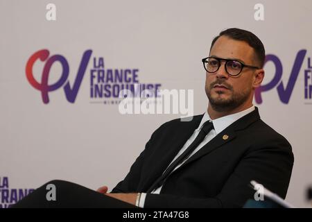 Marseille, Frankreich. November 2023. Der stellvertretende Sébastien Delogu nimmt an der Friedenskonferenz in Marseille Teil. Mathilde Panot, Abgeordnete und Vorsitzende der LFI-NUPES-Fraktion in der Nationalversammlung, Sébastien Delogu, Abgeordneter von Bouches-du-RhÃ´ne, sowie Manuel Bompard, Abgeordneter von Bouches-du-RhÃ und Koordinator von France insoumise, begleitet von Hala Abou-Hassira, palästinensischer Botschafter in Frankreich, und Salah Hamouri, französisch-palästinensischer Anwalt, nahm an einem Treffen in Marseille Teil, um die Situation in Palästina zu erörtern. (Credit Image: © Denis Thaust/SOPA Images via ZUMA Press Wire) REDAKTIONELLE VERWENDUNG ONL Stockfoto