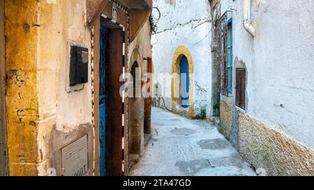 Essaouira, Marokko - 17. September 2022: Historische schmale Straße im Medina-Viertel der Altstadt von Essaouira. Stockfoto