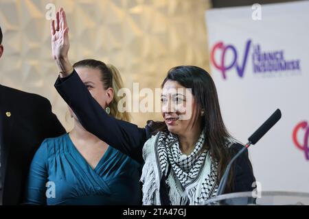 Marseille, Frankreich. November 2023. Hala Abou Hassira, palästinensische Botschafterin in Frankreich, spricht während des Friedensgesprächs in Marseille. Mathilde Panot, Abgeordnete und Vorsitzende der LFI-NUPES-Fraktion in der Nationalversammlung, Sébastien Delogu, Abgeordneter von Bouches-du-RhÃ´ne, sowie Manuel Bompard, Abgeordneter von Bouches-du-RhÃ und Koordinator von France insoumise, begleitet von Hala Abou-Hassira, palästinensischer Botschafter in Frankreich, und Salah Hamouri, französisch-palästinensischer Anwalt, nahm an einem Treffen in Marseille Teil, um die Situation in Palästina zu erörtern. (Kreditbild: © Denis Thaust/SOPA Images V Stockfoto