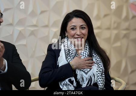 Marseille, Frankreich. November 2023. Hala Abou Hassira, palästinensische Botschafterin in Frankreich, spricht während des Friedensgesprächs in Marseille. Mathilde Panot, Abgeordnete und Vorsitzende der LFI-NUPES-Fraktion in der Nationalversammlung, Sébastien Delogu, Abgeordneter von Bouches-du-RhÃ´ne, sowie Manuel Bompard, Abgeordneter von Bouches-du-RhÃ und Koordinator von France insoumise, begleitet von Hala Abou-Hassira, palästinensischer Botschafter in Frankreich, und Salah Hamouri, französisch-palästinensischer Anwalt, nahm an einem Treffen in Marseille Teil, um die Situation in Palästina zu erörtern. (Kreditbild: © Denis Thaust/SOPA Images V Stockfoto