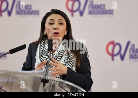 Marseille, Frankreich. November 2023. Hala Abou Hassira, palästinensische Botschafterin in Frankreich, spricht während des Friedensgesprächs in Marseille. Mathilde Panot, Abgeordnete und Vorsitzende der LFI-NUPES-Fraktion in der Nationalversammlung, Sébastien Delogu, Abgeordneter von Bouches-du-RhÃ´ne, sowie Manuel Bompard, Abgeordneter von Bouches-du-RhÃ und Koordinator von France insoumise, begleitet von Hala Abou-Hassira, palästinensischer Botschafter in Frankreich, und Salah Hamouri, französisch-palästinensischer Anwalt, nahm an einem Treffen in Marseille Teil, um die Situation in Palästina zu erörtern. (Kreditbild: © Denis Thaust/SOPA Images V Stockfoto