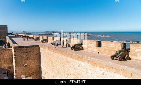 Essaouira, Marokko - 17. September 2022: Touristen besuchen die Festung Essaouira in der historischen Stadt Medina von Essaouira Stockfoto