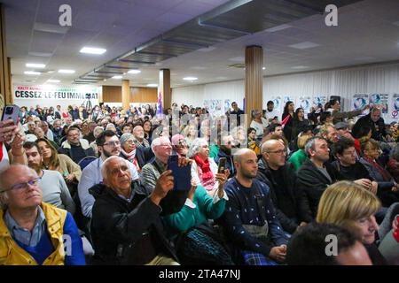 Marseille, Frankreich. November 2023. Blick auf die Menschen, die an der Friedenskonferenz in Marseille teilnehmen. Mathilde Panot, Abgeordnete und Vorsitzende der LFI-NUPES-Fraktion in der Nationalversammlung, Sébastien Delogu, Abgeordneter von Bouches-du-Rhône, sowie Manuel Bompard, Abgeordneter von Bouches-du-Rhône und Koordinator von France insoumise, begleitet von Hala Abou-Hassira, palästinensischer Botschafter in Frankreich, und Salah Hamouri, französisch-palästinensischer Anwalt, nahm an einem Treffen in Marseille Teil, um die Situation in Palästina zu erörtern. (Foto: Denis Thaust/SOPA Images/SIPA USA) Credit: SIPA USA/Alamy Live News Stockfoto