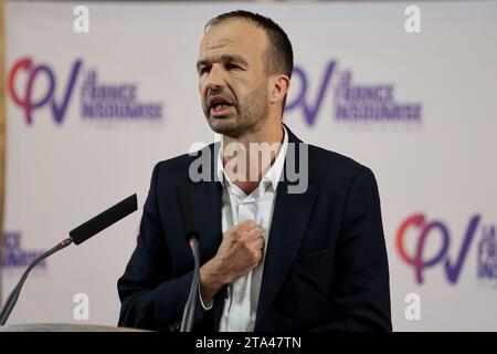 Marseille, Frankreich. November 2023. Der Stellvertreter Manuel Bompard spricht während des Friedensgesprächs in Marseille. Mathilde Panot, Abgeordnete und Vorsitzende der LFI-NUPES-Fraktion in der Nationalversammlung, Sébastien Delogu, Abgeordneter von Bouches-du-RhÃ´ne, sowie Manuel Bompard, Abgeordneter von Bouches-du-RhÃ und Koordinator von France insoumise, begleitet von Hala Abou-Hassira, palästinensischer Botschafter in Frankreich, und Salah Hamouri, französisch-palästinensischer Anwalt, nahm an einem Treffen in Marseille Teil, um die Situation in Palästina zu erörtern. (Credit Image: © Denis Thaust/SOPA Images via ZUMA Press Wire) EDITOR Stockfoto