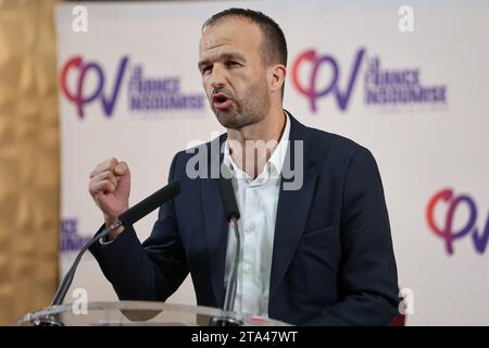 Marseille, Frankreich. November 2023. Der Stellvertreter Manuel Bompard spricht während des Friedensgesprächs in Marseille. Mathilde Panot, Abgeordnete und Vorsitzende der LFI-NUPES-Fraktion in der Nationalversammlung, Sébastien Delogu, Abgeordneter von Bouches-du-RhÃ´ne, sowie Manuel Bompard, Abgeordneter von Bouches-du-RhÃ und Koordinator von France insoumise, begleitet von Hala Abou-Hassira, palästinensischer Botschafter in Frankreich, und Salah Hamouri, französisch-palästinensischer Anwalt, nahm an einem Treffen in Marseille Teil, um die Situation in Palästina zu erörtern. (Credit Image: © Denis Thaust/SOPA Images via ZUMA Press Wire) EDITOR Stockfoto