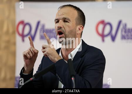 Marseille, Frankreich. November 2023. Der Stellvertreter Manuel Bompard spricht während des Friedensgesprächs in Marseille. Mathilde Panot, Abgeordnete und Vorsitzende der LFI-NUPES-Fraktion in der Nationalversammlung, Sébastien Delogu, Abgeordneter von Bouches-du-RhÃ´ne, sowie Manuel Bompard, Abgeordneter von Bouches-du-RhÃ und Koordinator von France insoumise, begleitet von Hala Abou-Hassira, palästinensischer Botschafter in Frankreich, und Salah Hamouri, französisch-palästinensischer Anwalt, nahm an einem Treffen in Marseille Teil, um die Situation in Palästina zu erörtern. (Credit Image: © Denis Thaust/SOPA Images via ZUMA Press Wire) EDITOR Stockfoto