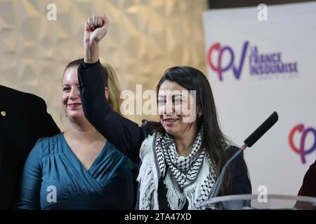 Marseille, Frankreich. November 2023. Hala Abou Hassira, palästinensische Botschafterin in Frankreich, spricht während des Friedensgesprächs in Marseille. Mathilde Panot, Abgeordnete und Vorsitzende der LFI-NUPES-Fraktion in der Nationalversammlung, Sébastien Delogu, Abgeordneter von Bouches-du-RhÃ´ne, sowie Manuel Bompard, Abgeordneter von Bouches-du-RhÃ und Koordinator von France insoumise, begleitet von Hala Abou-Hassira, palästinensischer Botschafter in Frankreich, und Salah Hamouri, französisch-palästinensischer Anwalt, nahm an einem Treffen in Marseille Teil, um die Situation in Palästina zu erörtern. (Kreditbild: © Denis Thaust/SOPA Images V Stockfoto