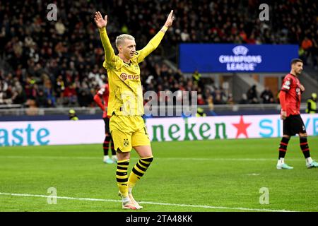 Mailand, Italien. November 2023. Fußball: Champions League, AC Mailand - Borussia Dortmund, Gruppenphase, Gruppe F, Spieltag 5, Stadio Giuseppe Meazza. Dortmunder Marco Reus feiert. Quelle: Federico Gambarini/dpa/Alamy Live News Stockfoto