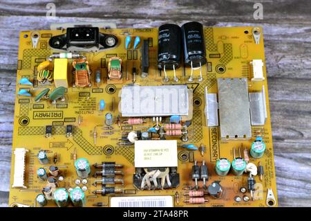 Kairo, Ägypten, Oktober 30 2023: Innenraum der Hauptplatine des LED-Fernsehers, Stromkreise, Drähte, Transformatoren, Widerstand, IC und Kondensatoren, Reparatur m Stockfoto