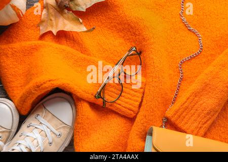 Farbenfroher weiblicher Pullover, Schuhe und Accessoires, Nahaufnahme Stockfoto
