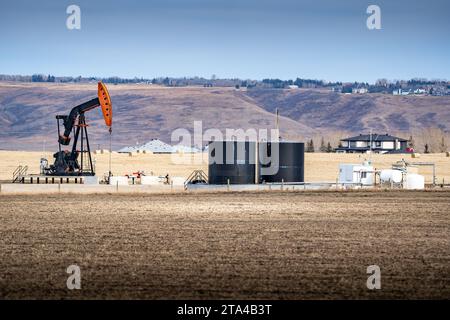 Pumpenheber arbeitet an einem ländlichen Grundstück für die Öl- und Gasindustrie im Springbank Rocky View County, Alberta Kanada. Stockfoto