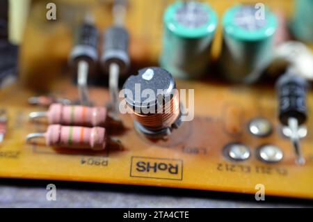 Kairo, Ägypten, Oktober 30 2023: Innenraum der Hauptplatine des LED-Fernsehers, Stromkreise, Drähte, Transformatoren, Widerstand, IC und Kondensatoren, Reparatur m Stockfoto