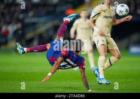Barcelona, Spanien. November 2023. Raphina (FC Barcelona) in Aktion während des Champions-League-Fußballspiels zwischen dem FC Barcelona und Porto FC im Stadion Estadi Lluis Companys in Barcelona, Spanien, Dienstag, 28. November 2023. Foto: Siu Wu Credit: dpa/Alamy Live News Stockfoto