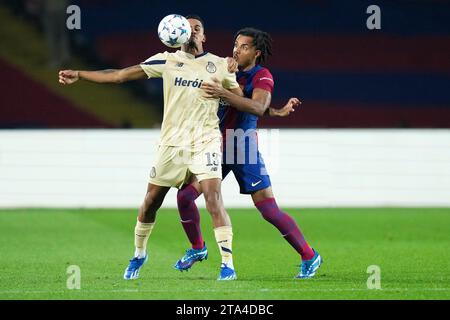 Galeno (Porto FC) duelliert um den Ball gegen Jules Kounde (FC Barcelona) während des Champions-League-Fußballspiels zwischen dem FC Barcelona und Porto FC im Stadion Estadi Lluis Companys in Barcelona, Spanien, Dienstag, den 28. November 2023. Foto: Siu Wu Stockfoto