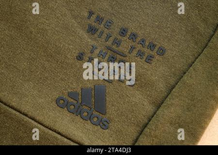 KIEW, UKRAINE - 4. MAI 2023: Adidas Firmenlogo auf neuer Markenbekleidung Nahaufnahme Stockfoto