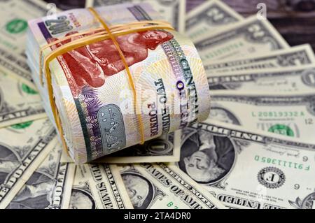 Gefaltete äßte ägyptische Geldscheine von 100, 200, 50 EGP LE ein und zweihundert ägyptische und fünfzig Pfund auf US-Dollar-Banknoten, Egyp Stockfoto