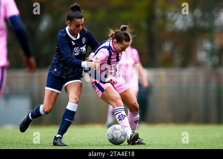 Action während eines Frauenfußballspiels zwischen Millwall FC Lionesses und Dulwich Hamlet Stockfoto