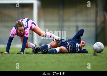 Action während eines Frauenfußballspiels zwischen Millwall FC Lionesses und Dulwich Hamlet Stockfoto