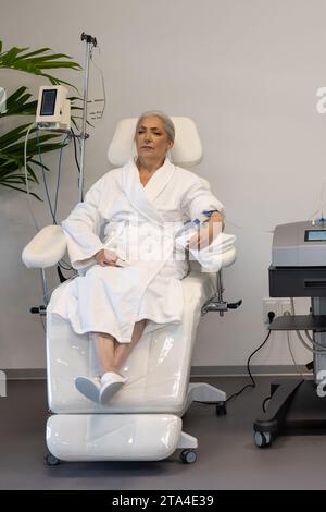 Schöne Frau während ärztlicher Eingriffe im Wellnesscenter. Stockfoto