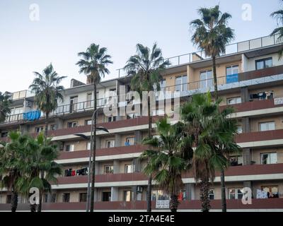 Batumi, Georgien. 11.28.2023 Wohnungen auf mehreren Etagen in einer südlichen Stadt. Häuser zur Miete im Resort. Herbst im Süden. Überwiegend bewölkt. Stockfoto